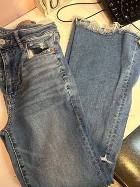American Eagle Straight Jeans *Size 6 Short*